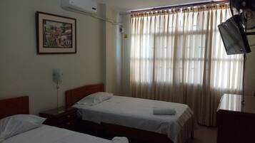 Habitación clásica | 1 habitación, escritorio y espacio para trabajar con laptop