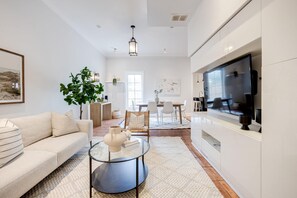 Smart TV - Spacious and Charming Modern 3-bedroom house in Leslieville w/ Hot Tub (Toronto)