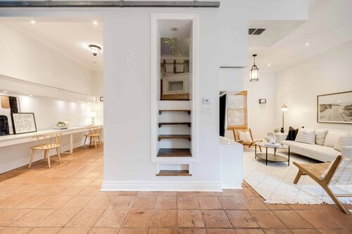 Spacious and Charming Modern 3-bedroom house in Leslieville w/ Hot Tub