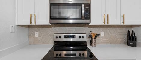 Refrigerador, microondas, horno y parrilla de estufa