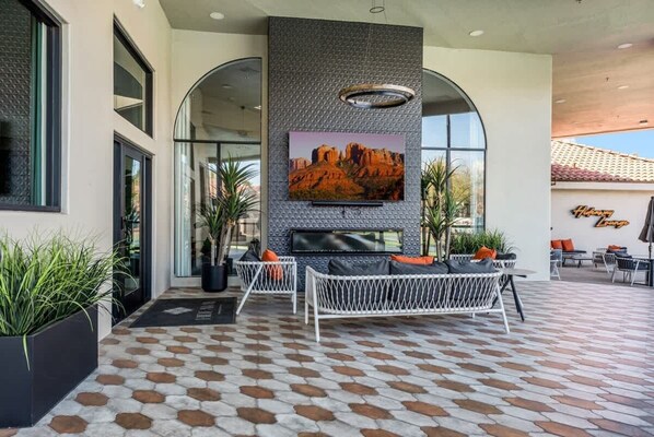 Interior - Snug 2BR-Pool, BBQ,Prkng, Yoga Rm, Gym, Cabanas (Scottsdale)