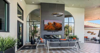 Snug 2BR-Pool, BBQ,Prkng, Yoga Rm, Gym, Cabanas
