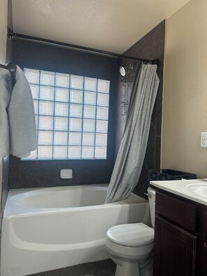 Secador de pelo, toallas, jabón, papel higiénico