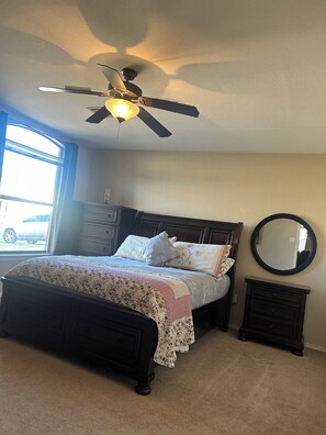 4 habitaciones, tabla de planchar con plancha, wifi y ropa de cama 