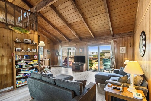 Pet-friendly oceanside home in South Nags Head just steps to the beach!