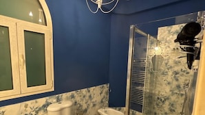 Douche, séchoir à cheveux, bidet, serviettes fournies