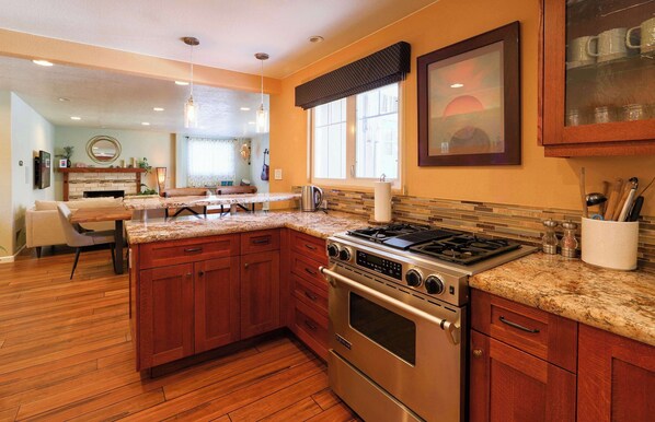 Fridge, oven, stovetop, dishwasher