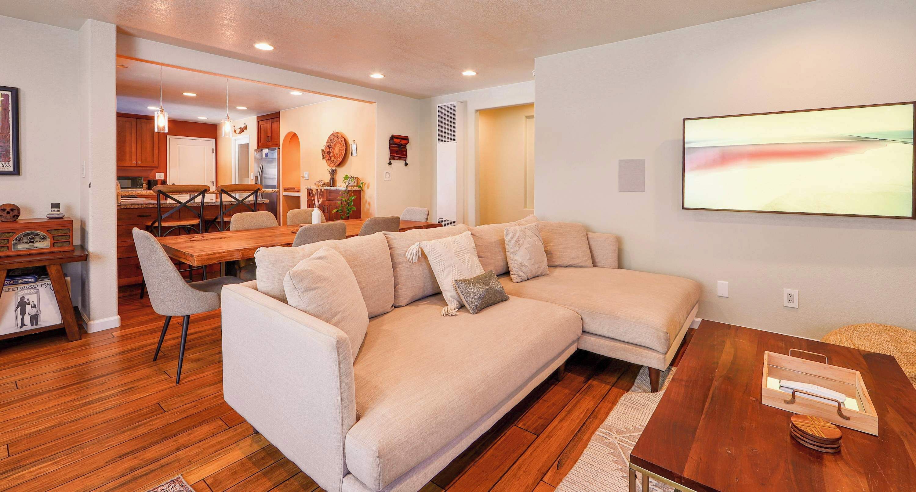 Een open haard, een stereo en een kantoor