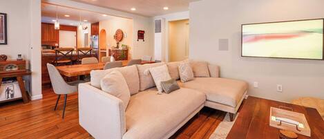 Eldstad, en stereo och kontor