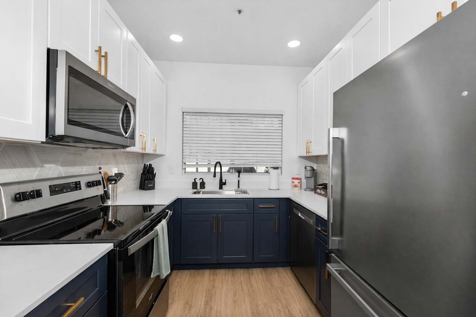 Kühlschrank, Mikrowelle, Ofen, Herdplatte