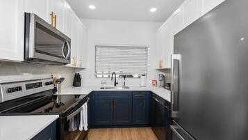 Geladeira, micro-ondas, fogão, cooktop