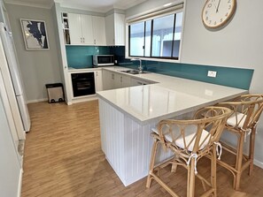 Køleskab, mikrobølgeovn, ovn, kogeplade