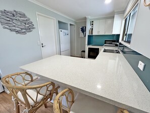 Kylskåp, mikrovågsugn, ugn och spishäll