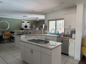 冷蔵庫、電子レンジ、オーブン、コンロ