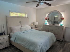 3 habitaciones, escritorio y tabla de planchar con plancha 