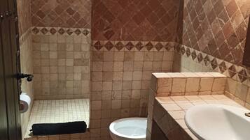 Een douche, een haardroger, handdoeken, zeep