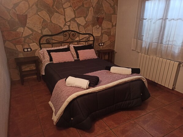 2 عدّة غرف نوم ومكواة/لوح كي وواي فاي وملاءات أسرّة