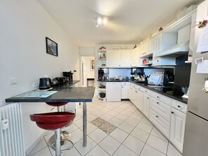 Fridge, microwave, oven, dishwasher - T3 with magnificent sea view (Antibes)