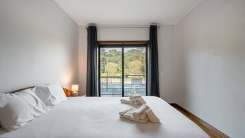 2 bedrooms, iron/ironing board, internet, bed sheets