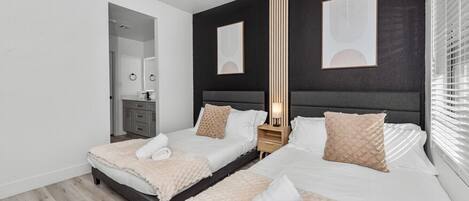 2 chambres, fer et planche à repasser, lit de bébé portatif