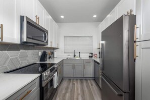 Fridge, microwave, oven, stovetop - Cozy 2BR-Pool, Yoga Rm, Gym, Cabanas, BBQ,Prkng (Scottsdale)