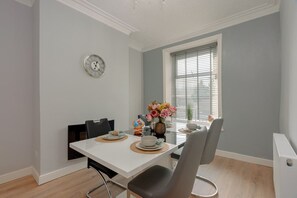 Dining - Richmond Terrace |Cosy and Modern Stay (Darwen)