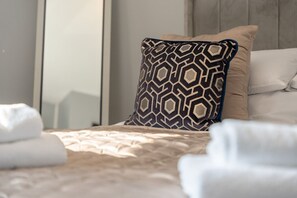 3 bedrooms, desk, iron/ironing board, free WiFi