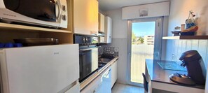 Fridge, microwave, oven, dishwasher - Charming T2 with balcony near the port of Fréjus (Fréjus)