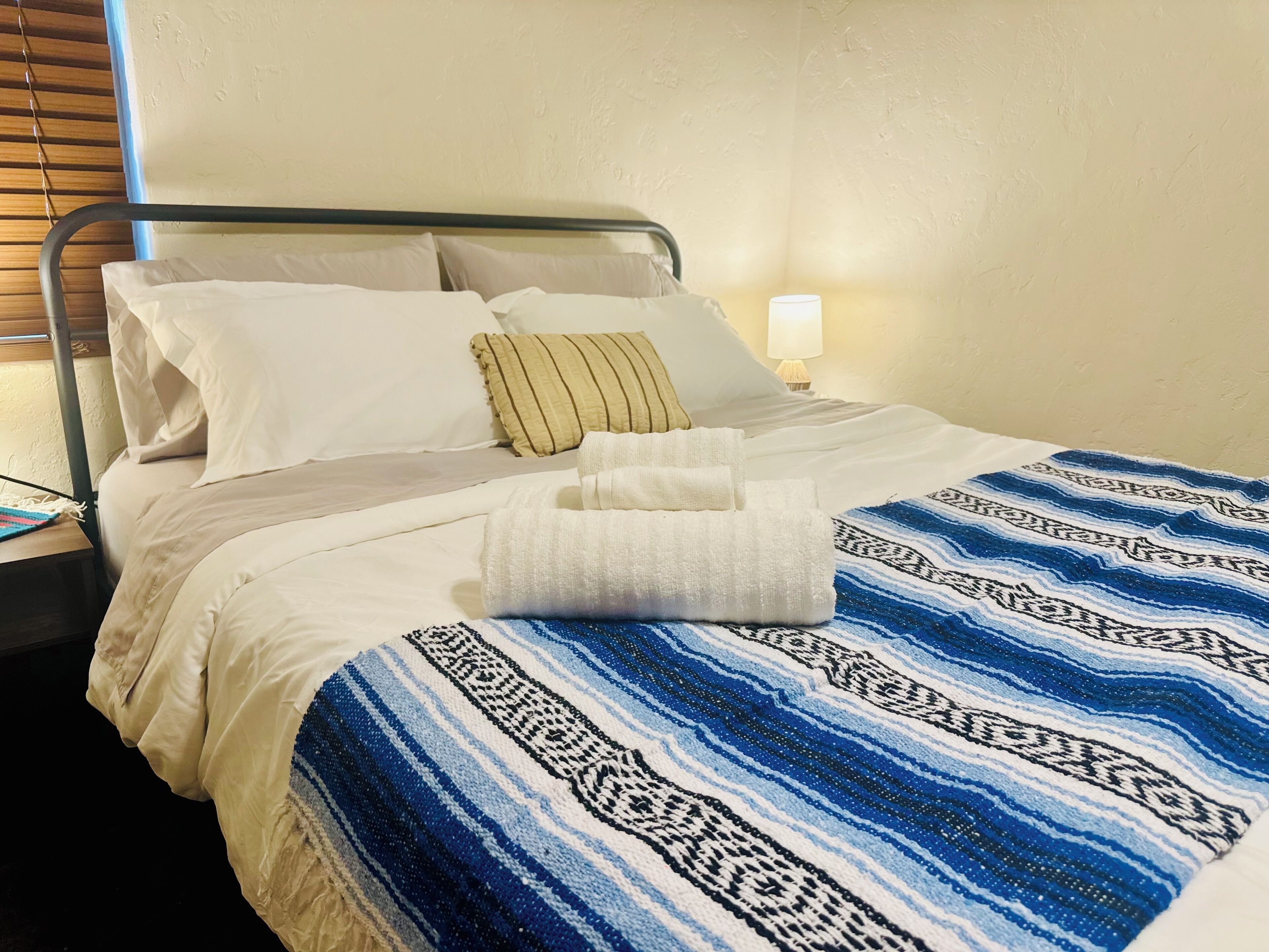 2 habitaciones, tabla de planchar con plancha y wifi gratis 