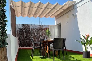 Outdoor dining - Corononada Apartments - Spectacular penthouse for 4 people (Seville)