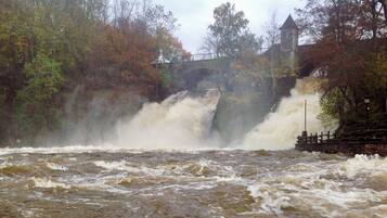 Une rivière avec un pont et une tour.