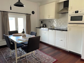 Full-sized fridge, microwave, oven, stovetop - Le Baron Suites & Apartments (Stavelot)