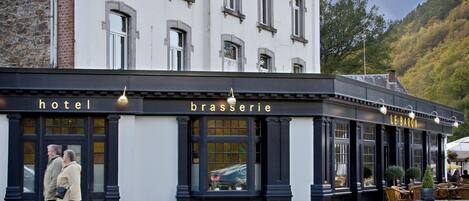 Un hôtel qui abrite une brasserie et un bar appelés « Le Baron », situés au rez-de-chaussée.