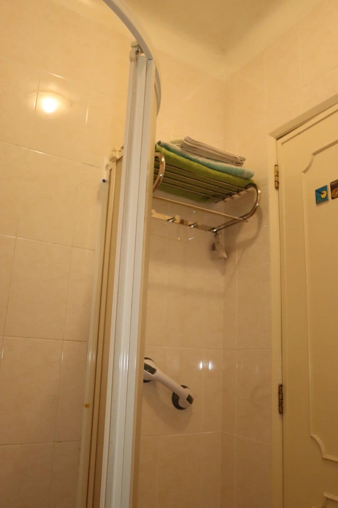 Sèche-cheveux, serviettes fournies, savon, papier toilette