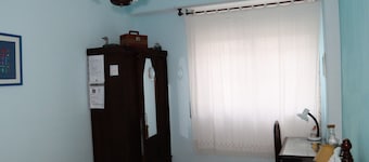 Blue room near Lisbon airport and Oriente train station.