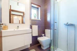 Shower, hair dryer, bidet, towels