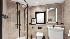 A modern bathroom with a glass-enclosed shower, a white toilet, a sink, and a mirror. - Modern 2 Bedroom Stay, Balcony, East Croydon (Greater London)