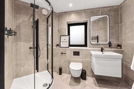 Shower, hair dryer. Modern 2 Bedroom Stay, Balcony, East Croydon