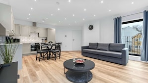 A modern apartment with a kitchen, dining area, and living room. - Modern 2 Bedroom Stay, Balcony, East Croydon (Greater London)