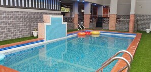 Outdoor pool - ADJ ROYALTY HOTELS & SUITES LTD (Benin City)