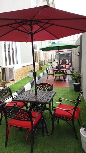 Outdoor dining - ADJ ROYALTY HOTELS & SUITES LTD (Benin City)