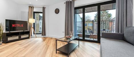 Una televisión, una oficina