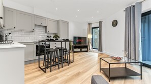 Kühlschrank, Mikrowelle, Ofen, Geschirrspüler