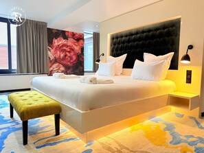 Royal Suite, Vineyard View | Egyptian cotton sheets, premium bedding, free minibar, in-room safe - Château R (Wettolsheim)