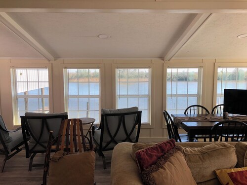 FISHING CAMP - Family/Pet friendly, 2B/1B sleeps 8, great location, AC, Wifi +