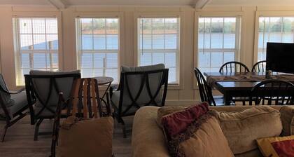 FISHING CAMP - Family/Pet friendly, 2B/1B sleeps 8, great location, AC, Wifi +