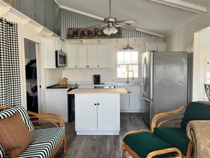 Een koelkast, een microgolfoven, een oven, een kookplaat