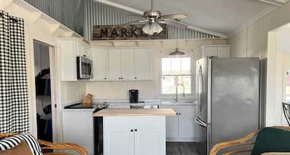FISHING CAMP - Family/Pet friendly, 2B/1B sleeps 8, great location, AC, Wifi +
