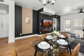 Dining - Sleek 2BR-Pool, Prkng, BBQ, Yoga Rm, Gym, Cabanas (Scottsdale)