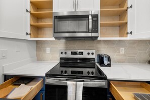 冷蔵庫、電子レンジ、オーブン、コンロ